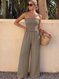 Combinaison bustier taupe unie à volants buste smocké taille haute élastique jambes larges style décontracté idéale pour les vacances.