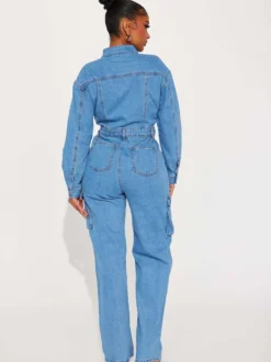 Combinaison cargo en jean pour femme - Combinaison-short en jean bleu clair style utilitaire à poches accordéon et jambes larges - Collection printemps streetwear 2026