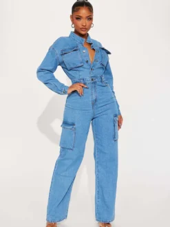 Combinaison cargo en jean pour femme - Combinaison-short en jean bleu clair style utilitaire à poches accordéon et jambes larges - Collection printemps streetwear 2026