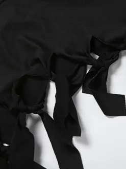 Combinaison courte moulante à lacets et découpes pour femme idéale pour les soirées en club.