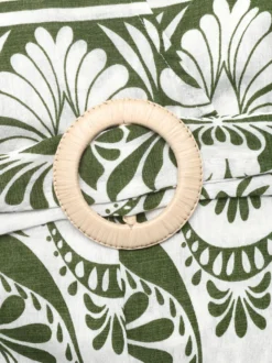 Combinaison dos nu blanche à imprimé bohème vert ceinture à nouer dans le dos avec boucle en bois taille haute jambes larges.