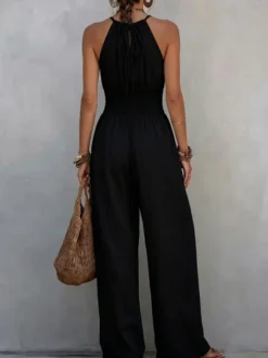 Combinaison dos nu à bretelles taille smockée jambes larges et poches style bohème idéale pour les vacances.