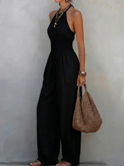 Combinaison dos nu à bretelles taille smockée jambes larges et poches style bohème idéale pour les vacances.