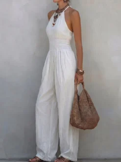 Combinaison dos nu à bretelles taille smockée jambes larges et poches style bohème idéale pour les vacances.
