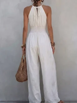 Combinaison dos nu à bretelles taille smockée jambes larges et poches style bohème idéale pour les vacances.