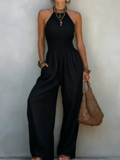 Combinaison dos nu à bretelles taille smockée jambes larges et poches style bohème idéale pour les vacances.