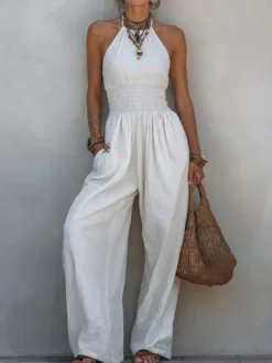 Combinaison dos nu à bretelles taille smockée jambes larges et poches style bohème idéale pour les vacances.