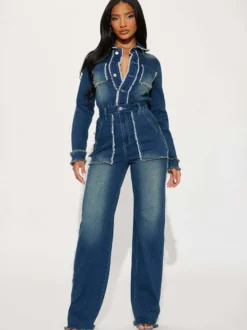 Combinaison en jean à bords effilochés pour femme - Combinaison moulante en jean à jambes larges et effet usé - Collection streetwear décontractée printemps 2026