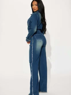 Combinaison en jean à bords effilochés pour femme - Combinaison moulante en jean à jambes larges et effet usé - Collection streetwear décontractée printemps 2026