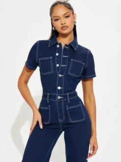 Combinaison en jean à coutures contrastées pour femme - Combinaison rétro bleu foncé délavée à manches courtes et jambes larges - Collection streetwear décontractée printemps 2026
