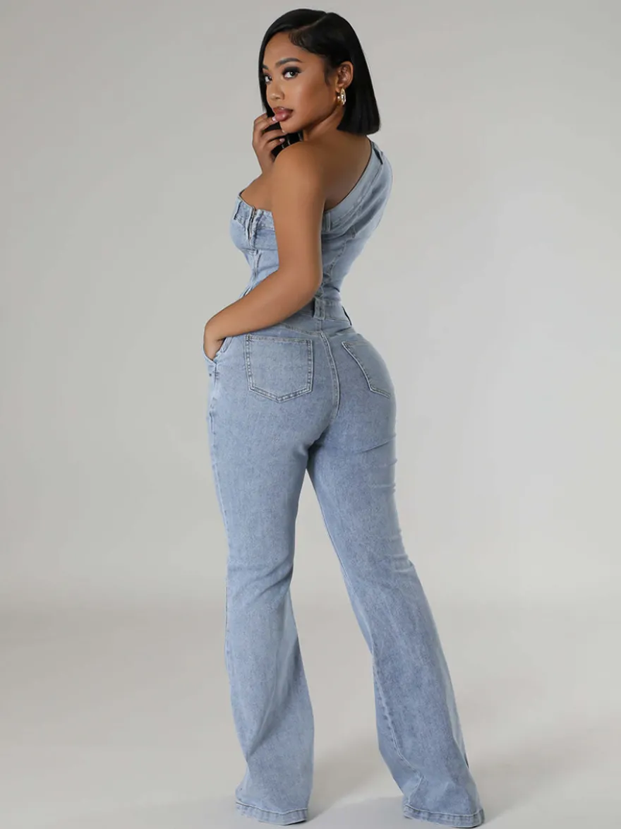 Combinaison en jean délavé asymétrique pour femme - Combinaison moulante sexy évasée bleu clair style années 2000 - Tenue de soirée estivale 2026