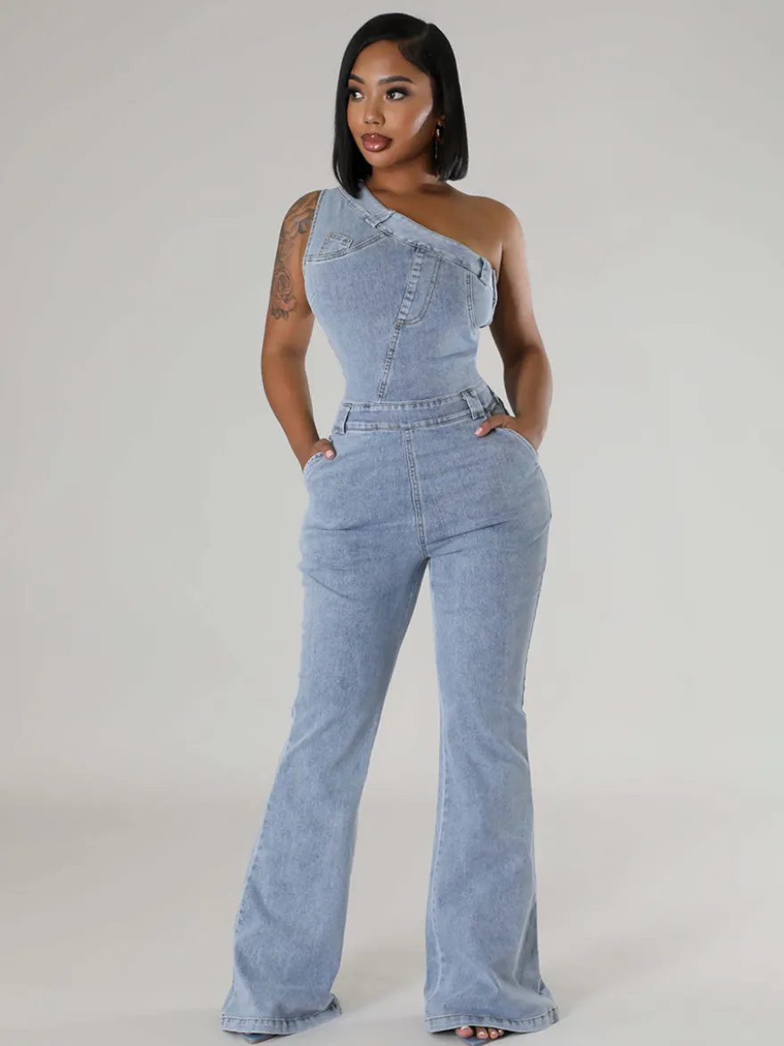 Combinaison en jean délavé asymétrique pour femme - Combinaison moulante sexy évasée bleu clair style années 2000 - Tenue de soirée estivale 2026