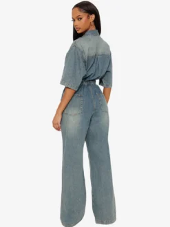 Combinaison en jean stretch délavé pour femme - Combinaison cargo bleu clair à taille élastiquée et fente latérale - Collection été 2026