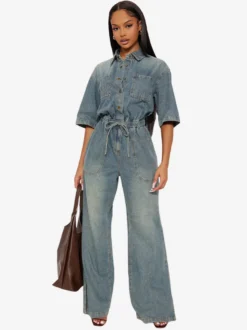 Combinaison en jean stretch délavé pour femme - Combinaison cargo bleu clair à taille élastiquée et fente latérale - Collection été 2026