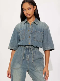 Combinaison en jean stretch délavé pour femme - Combinaison cargo bleu clair à taille élastiquée et fente latérale - Collection été 2026