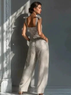 Combinaison en lin beige à rayures col carré bretelles à nouer jambes larges tenue décontractée pour femme