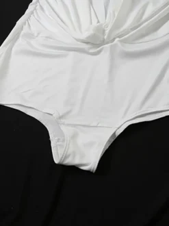 Combinaison moulante décontractée à manches courtes et décolleté plongeant style clubwear avec fronces sur le devant et coupe ajustée.