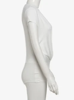 Combinaison moulante décontractée à manches courtes et décolleté plongeant style clubwear avec fronces sur le devant et coupe ajustée.