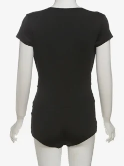 Combinaison moulante décontractée à manches courtes et décolleté plongeant style clubwear avec fronces sur le devant et coupe ajustée.