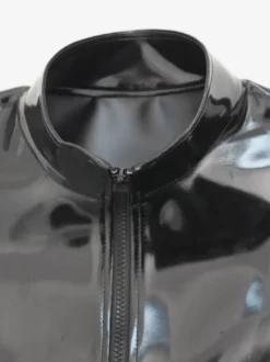 Combinaison moulante sans manches en cuir verni à col montant et fermeture éclair sur le devant décolleté plongeant tenue de soirée