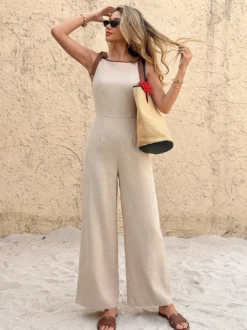 Combinaison pantalon sans manches à taille haute et jambes larges ornée de bordures chocolat contrastées et de liens aux épaules.