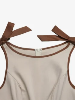 Combinaison pantalon sans manches à taille haute et jambes larges ornée de bordures chocolat contrastées et de liens aux épaules.