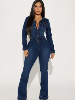 Combinaison-pantalon évasée en denim délavé pour femme - Combinaison-pantalon en coton bleu foncé à manches longues et coupe bootcut - Collection streetwear printemps 2026
