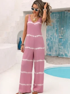 Combinaison rose pâle à imprimé tie-dye horizontal sans manches col V bretelles taille haute jambes larges idéale pour les vacances.