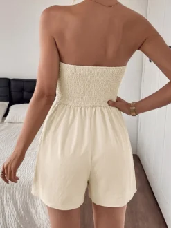 Combinaison-short beige sans bretelles à col cranté et dos smocké pour femme style décontracté d'été