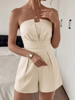 Combinaison-short beige sans bretelles à col cranté et dos smocké pour femme style décontracté d'été