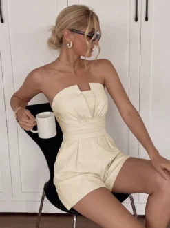 Combinaison-short beige sans bretelles à col cranté et dos smocké pour femme style décontracté d'été