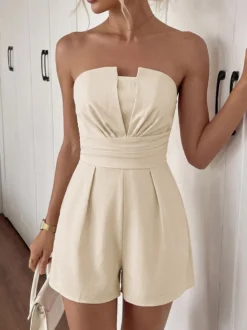 Combinaison-short beige sans bretelles à col cranté et dos smocké pour femme style décontracté d'été