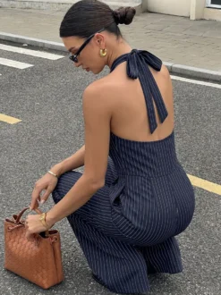 Combinaison-short bleu marine foncé à fines rayures verticales dos nu sans manches taille haute et jambes larges