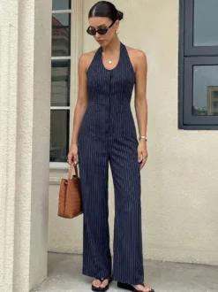Combinaison-short bleu marine foncé à fines rayures verticales dos nu sans manches taille haute et jambes larges