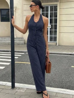 Combinaison-short bleu marine foncé à fines rayures verticales dos nu sans manches taille haute et jambes larges