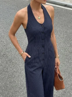 Combinaison-short bleu marine foncé à fines rayures verticales dos nu sans manches taille haute et jambes larges