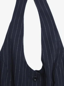 Combinaison-short bleu marine foncé à fines rayures verticales dos nu sans manches taille haute et jambes larges