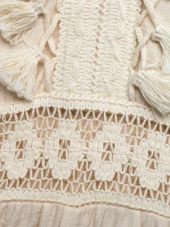 Combinaison short décontractée à fines bretelles col en V franges dentelle crochetée taille élastiquée au dos et jambes larges.