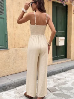 Combinaison short décontractée à fines bretelles col en V franges dentelle crochetée taille élastiquée au dos et jambes larges.