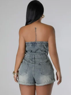 Combinaison-short d'été en jean bleu illusion sans bretelles et découpes