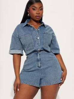 Combinaison-short en jean bleu foncé à col rabattu et manches courtes