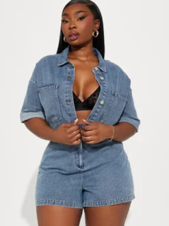 Combinaison-short en jean bleu foncé à col rabattu et manches courtes