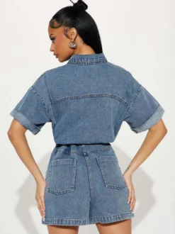 Combinaison-short en jean bleu foncé à col rabattu et manches courtes