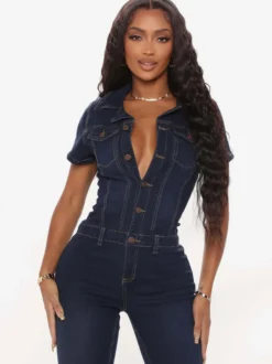Combinaison-short en jean bleu foncé à col rabattu et manches courtes style été.