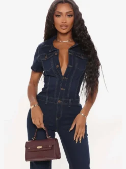 Combinaison-short en jean bleu foncé à col rabattu et manches courtes style été.