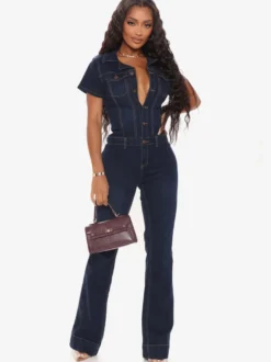 Combinaison-short en jean bleu foncé à col rabattu et manches courtes style été.