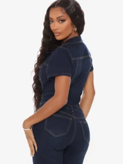 Combinaison-short en jean bleu foncé à col rabattu et manches courtes style été.