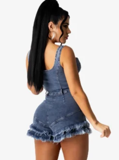 Combinaison short en jean bleu moyen décolleté plongeant ourlet effiloché coupe moulante sexy - Idéale pour les festivals d'été 2026