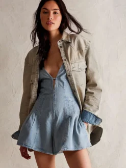 Combinaison-short en jean délavé dos nu pour femme - Combinaison-short grunge à col en V et bretelles croisées avec poches - Festival de musique d'été 2026