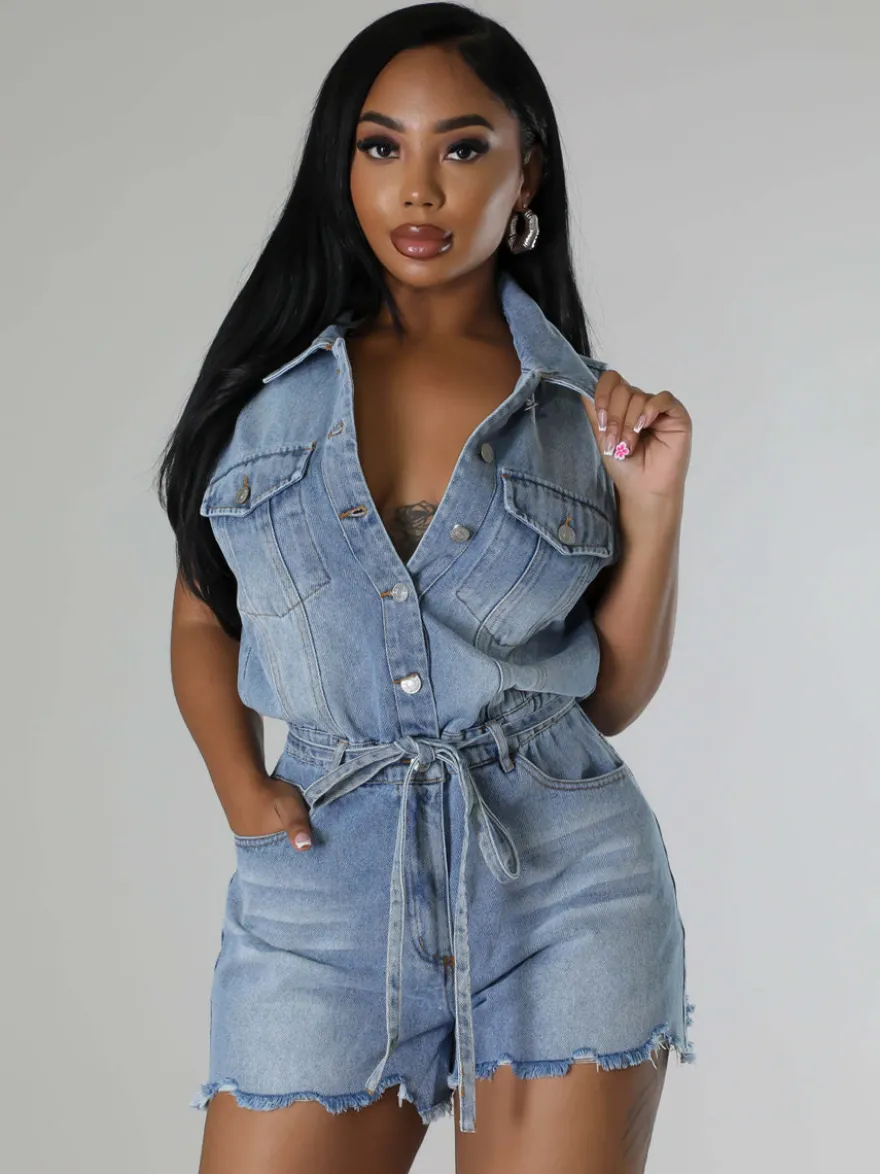 Combinaison short en jean sans manches pour femme - Short une pièce bleu clair délavé à taille nouée - Tenue de club été 2026